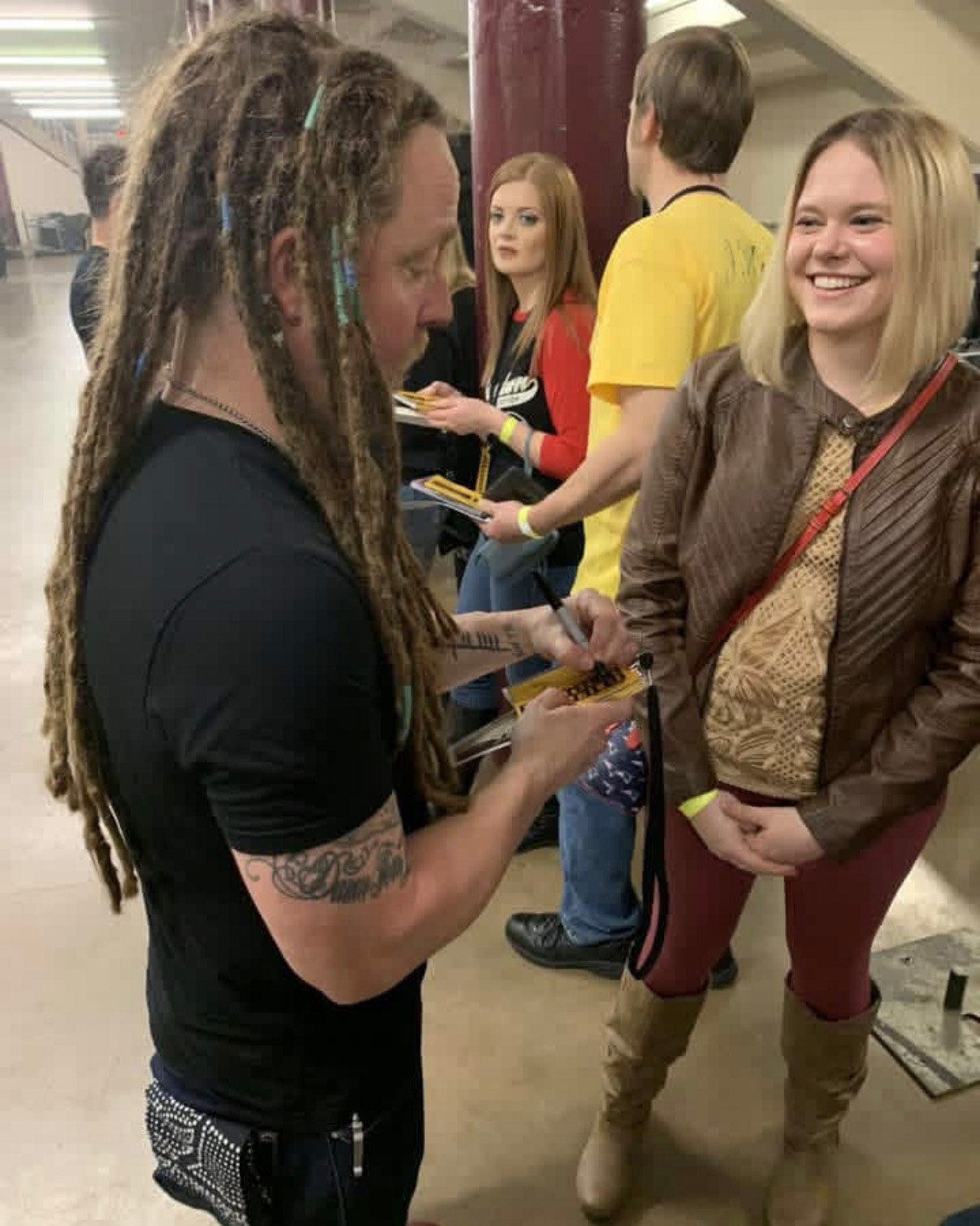 Barry signing autographs